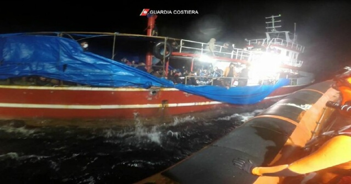 Un peschereccio con circa 400 migranti è stato intercettato nella notte al largo delle coste siciliane