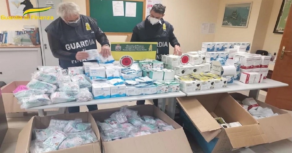finanzieri del Comando Provinciale di Caltanissetta hanno sequestrato un noto centro commerciale della città 12.913 mascherine mancanti dei requisiti