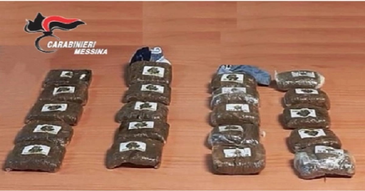 Alla vista dei Carabinieri hanno lanciato la droga dall’auto. Recuperata dai Carabinieri dentro c’erano 20 panetti di hashish per un peso di oltre due chili