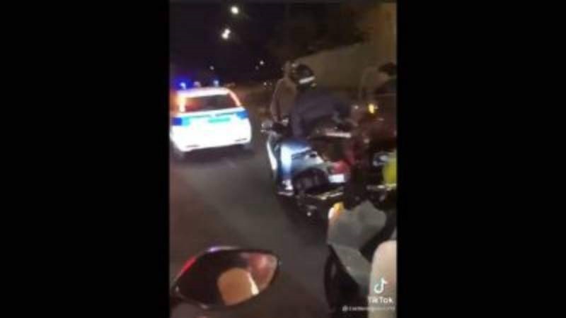 Una baby gang ha inseguito una macchina della Polizia municipale di Catania, lanciando insulti e pubblicando poi un video su Tik Tok