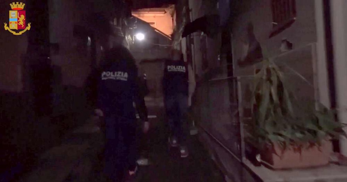 La Squadra Mobile di Catania, con l’Operazione “Sex indoor”, ha dato esecuzione alla misura cautelare personale a carico di due donne di 31 e 47 anni