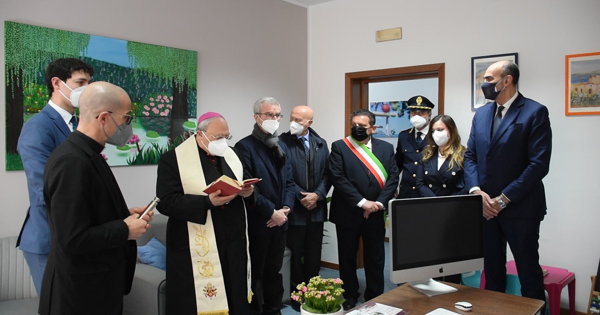 Nella mattina del 29, all’interno dei locali del Commissariato di P.S. Cefalù (PA), ha avuto luogo la cerimonia di inaugurazione della cosiddetta “Stanza di Persefone”